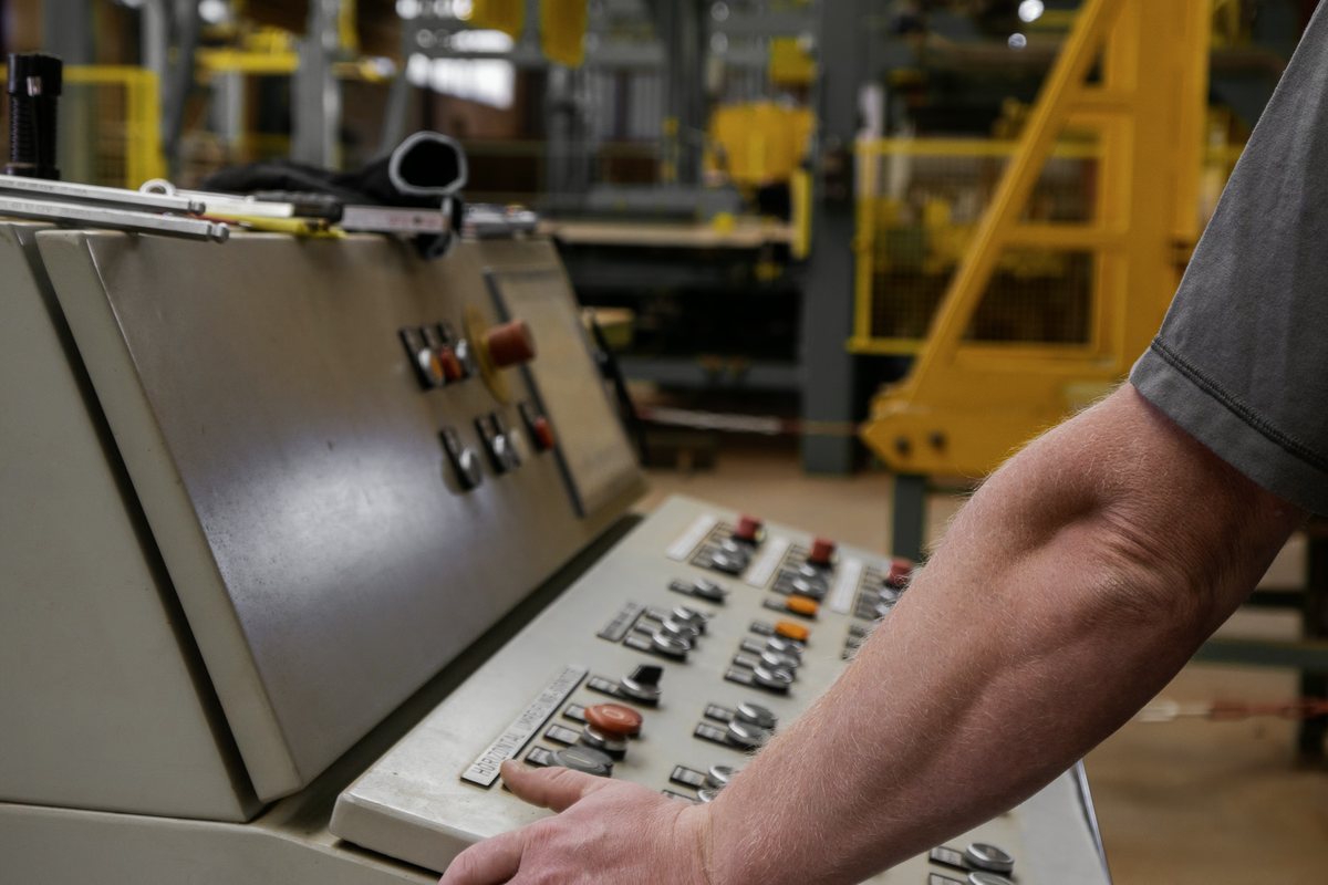 Mitarbeiter am Steuerpult der Produktionsanlage im Ziegelwerk Nordhausen
