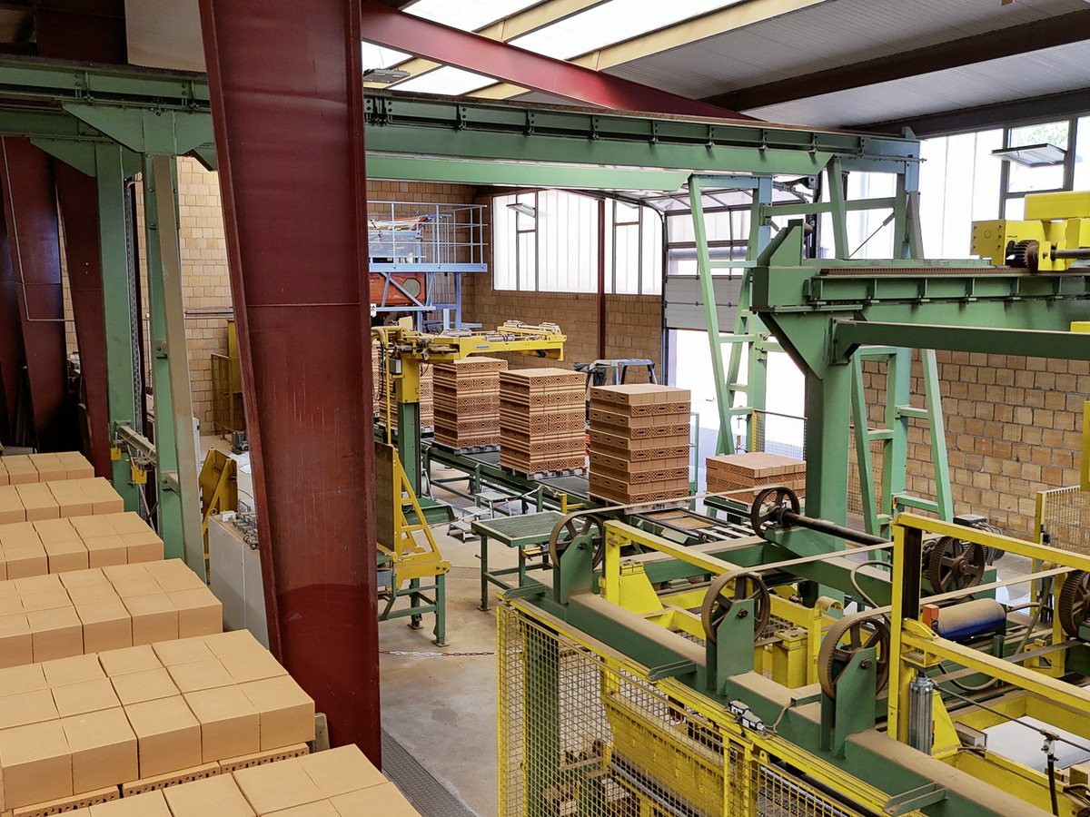 Produktionshalle des Ziegelwerks Nordhausen: fertige Ziegel auf Paletten an der Förderanlage