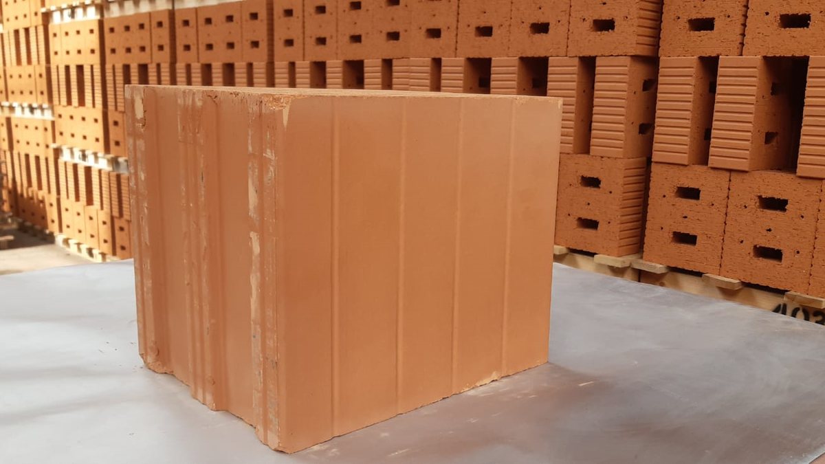 Thermopor-Planziegel ISO-P 016 auf dem Werkshof, im Hintergrund Ziegelpaletten