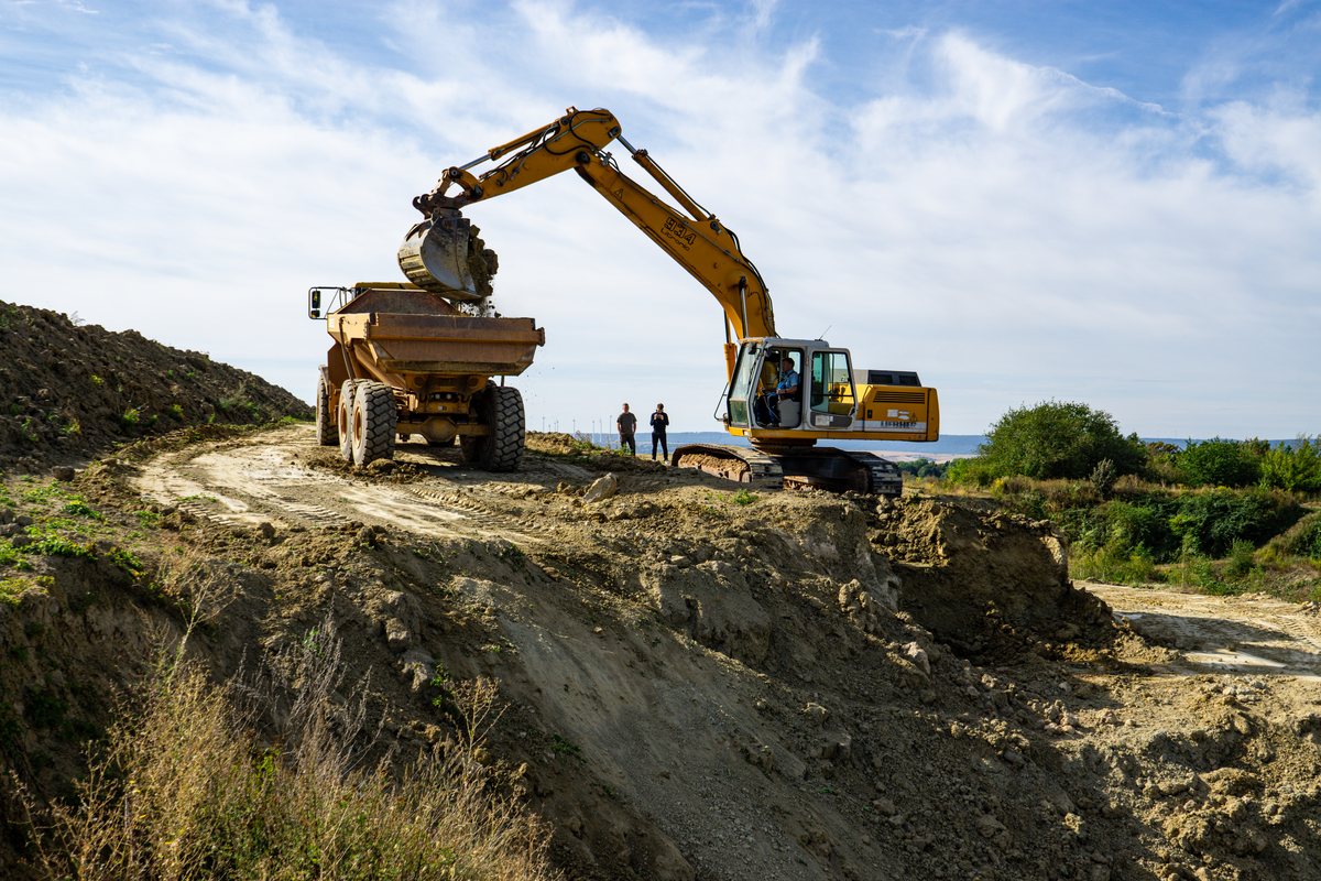 Bagger und Muldenkipper beim Tonabbau im Bergwerksfeld Nordhausen–Brommelsberg