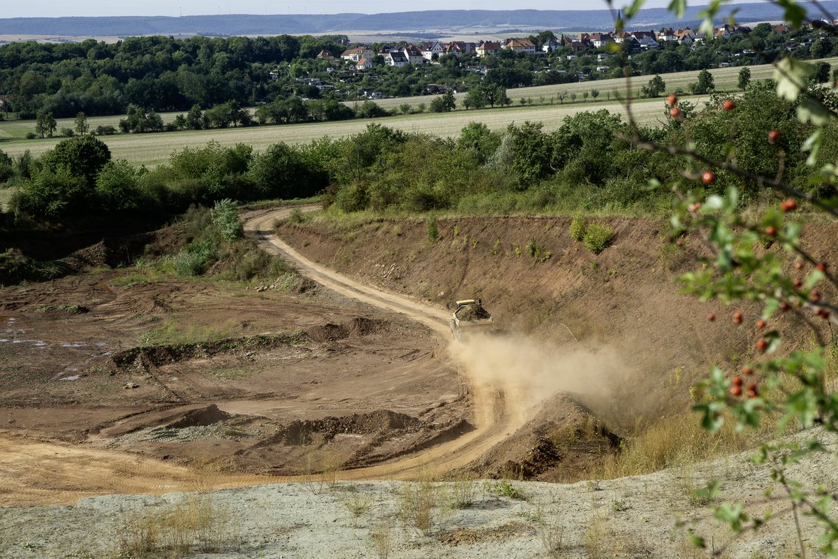 Blick über die Tongrube Brommelsberg auf die Landschaft bei Nordhausen