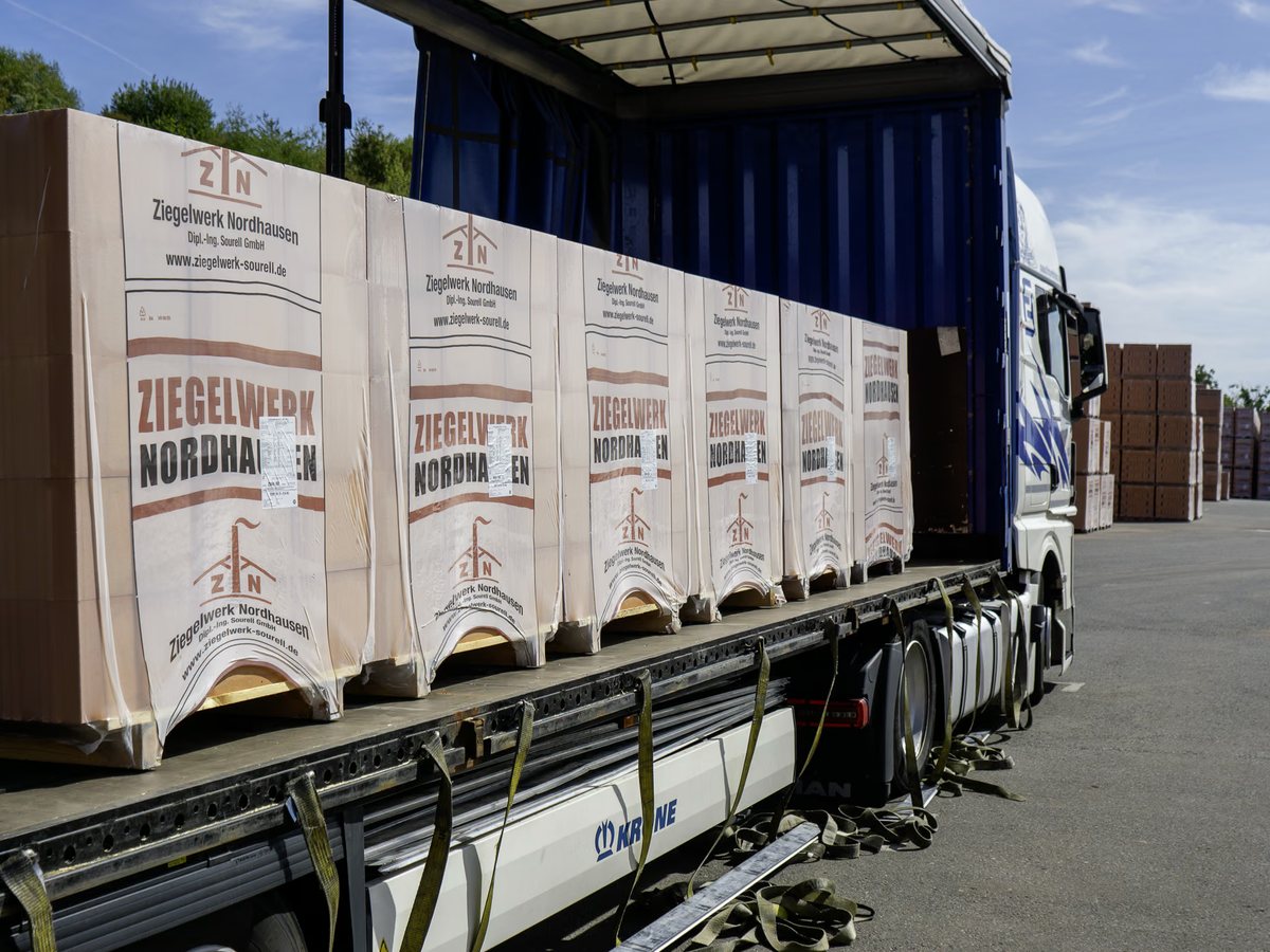 Verladung: palettierte Ziegel des Ziegelwerks Nordhausen auf einem Sattelzug