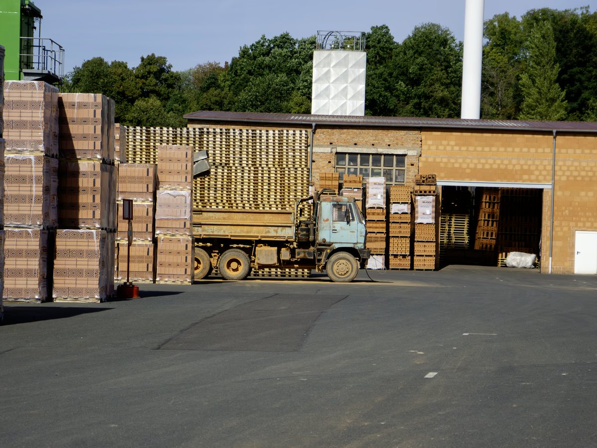 Werkshof des Ziegelwerks Nordhausen mit Ziegelpaletten und LKW